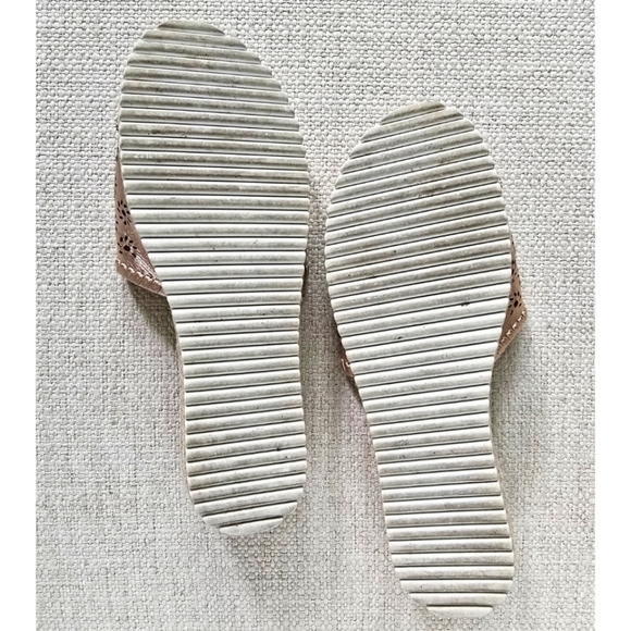 JACK ROGERS Metallic Rose Gold Floral Eyelet Leather Cork Slides Sandals 6.5 - Picture 4 of 5